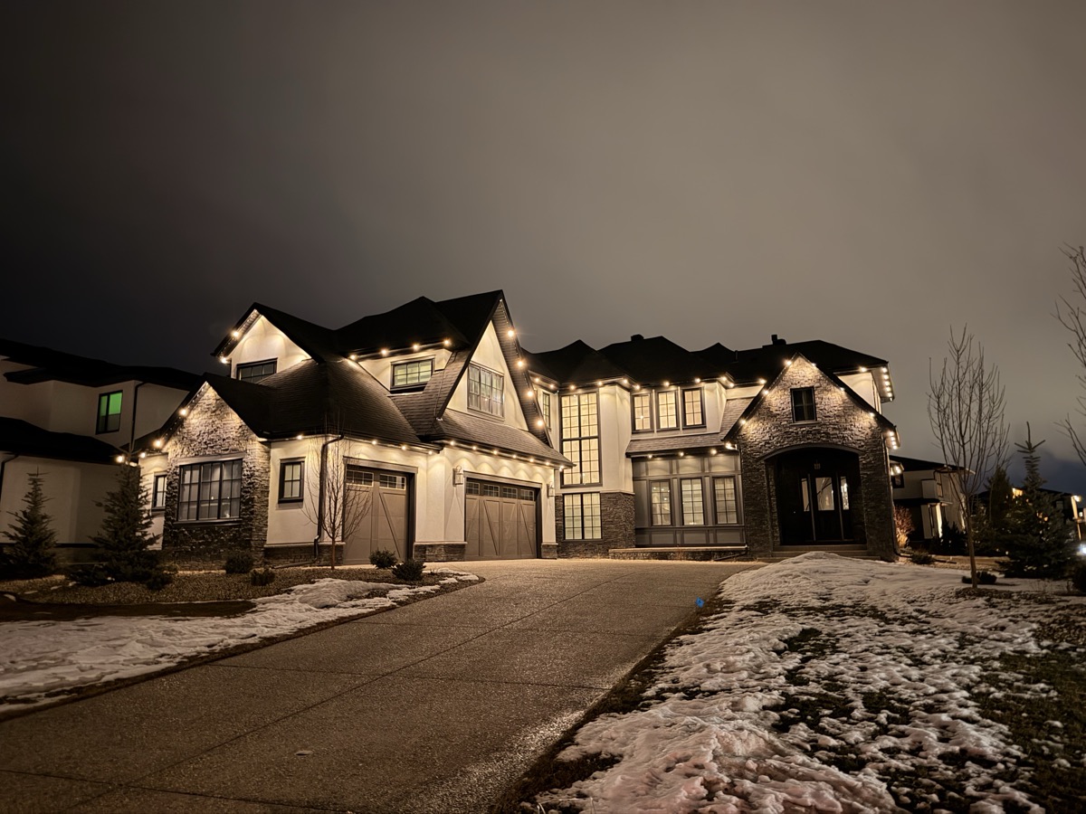 Elegant permanent accent lighting illuminating a Calgary roofline at dusk